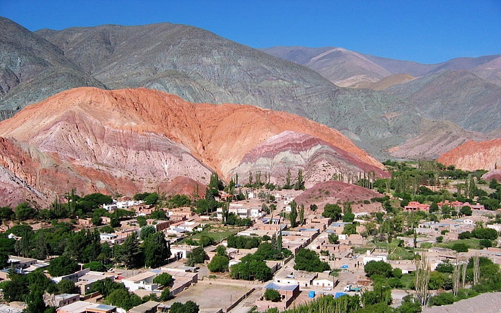 Paisaje de Purmamarca y el cerro de los Siete Colores, Jujuy